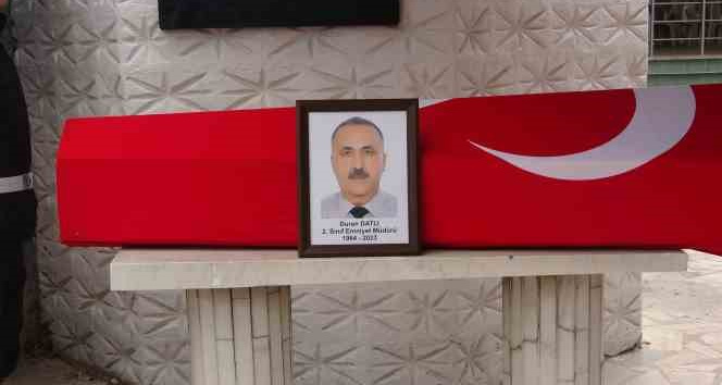 Depremde hayatını kaybeden emniyet müdür yardımcısı ve oğlu toprağa verildi