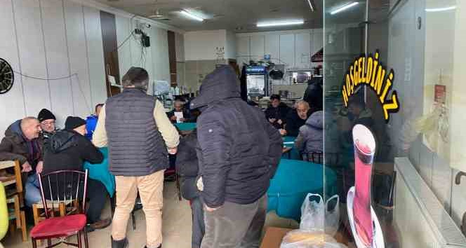 Çay ocağında toplanan hasılat depremzedelere bağışlandı
