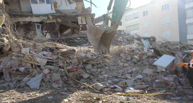 Kurtarılan fedakâr annenin ilk sözü, “Önce çocuklarımı çıkarın ben sonra çıkarım”