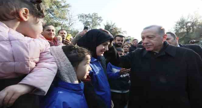 Cumhurbaşkanı Erdoğan, Osmaniye’de çadır kenti ziyaret etti