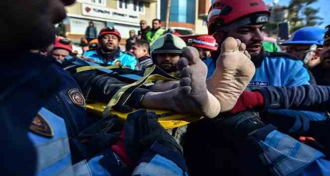 Kahramanmaraş’ta 3 kişi depremin 84’üncü saatinde enkazdan sağ çıkartıldı