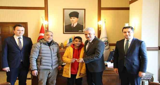 12 yaşındaki çocuktan deprem bölgesine yardım eli