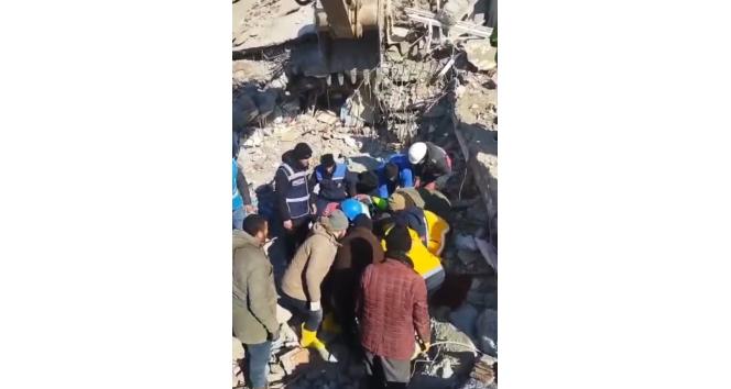 Enkazdan sağ çıkartılan 3 kardeşten biri hayatını kaybetti