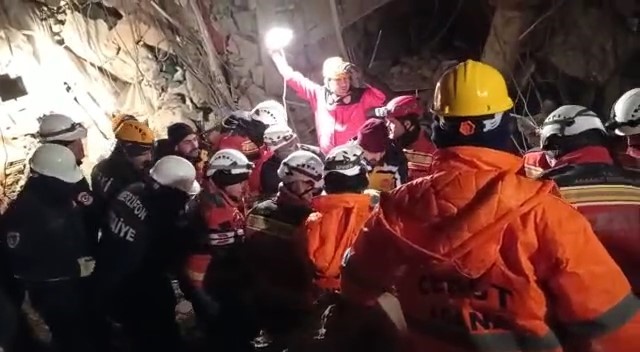 Kahramanmaraş’ta bir genç daha enkazdan çıkartıldı