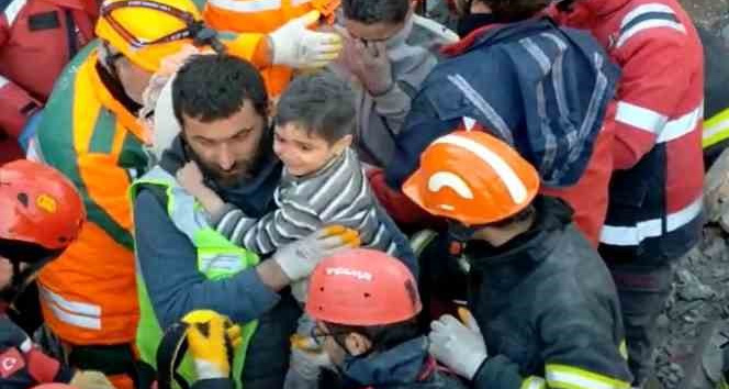 Kahramanmaraş’ta 84’üncü saatte 2 kardeş sağ olarak kurtarıldı