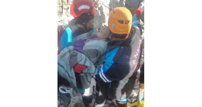 Bir yaşındaki Ela kurtarıldı, dışarı çıkınca uykuda esnedi