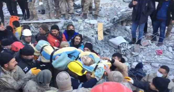 Malatya ekibi 15 yaşındaki çocuğu 85 saat sonra enkazdan sağ çıkarıldı