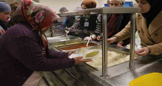 Yurtlarda konaklayan depremzedeler: “En önemlisi dışarıda değiliz, sıcacık bir ortamda yaşıyoruz”