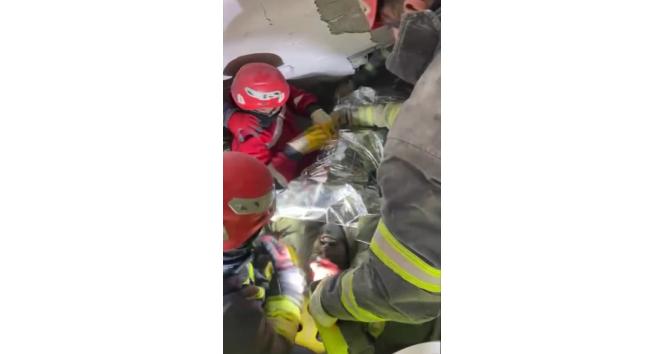 Enkaz altında yaşam mücadelesi veriyordu, 89 saat sonra kurtarıldı