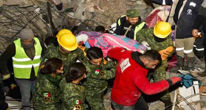 Meksikalı ekipler 1 kişiyi enkazdan canlı çıkardı