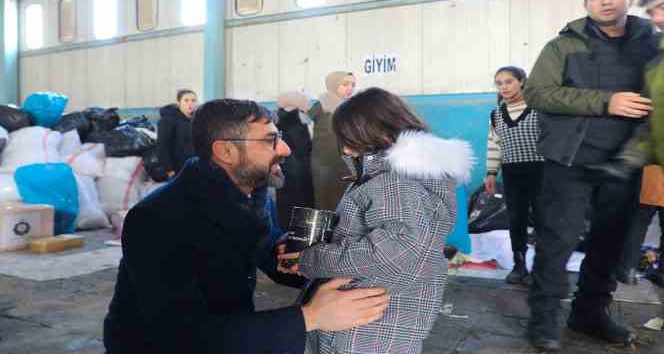 9 yaşındaki minik Zeynep kumbarasını depremzedeler için bağışladı