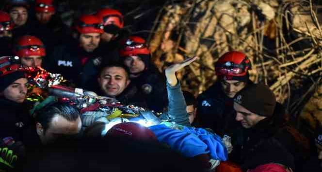 Hatice depremden 92 saat sonra kurtarıldı, el sallayarak çıktı