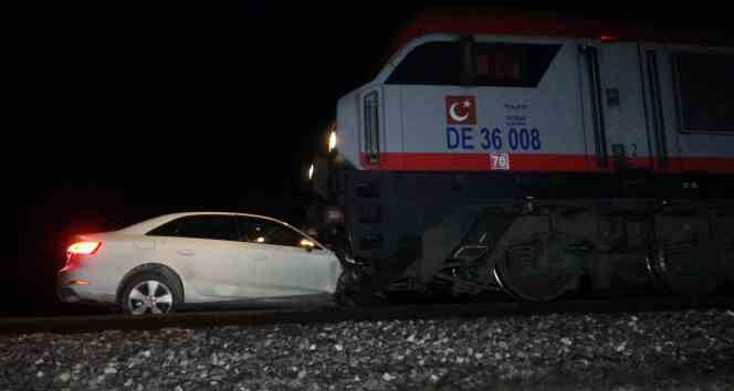 Trenin altında kalan otomobildeki 2 kişi ölümden döndü