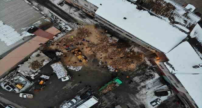 Depremzedelerin yakacak odun ihtiyacını karşılamak için Gümüşhane halkı seferber oldu