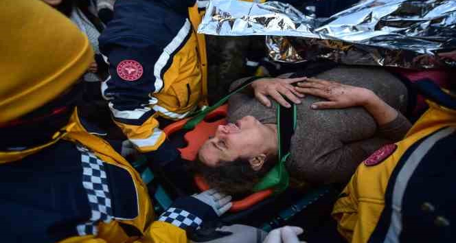 Kahramanmaraş’ta anne-kız depremin 101’inci saatinde enkaz altından çıkartıldı