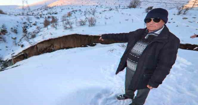 Depremin merkez üssünden dehşete düşüren görüntüler: Dağ yarıldı, yüksek gerilim hattı direkleri devrildi