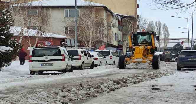 Ardahan Belediyesi ekiplerinin karla mücadele çalışmaları
