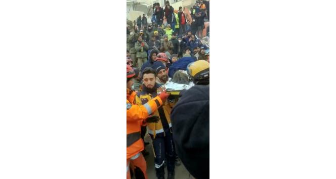 İsrail arama kurtarma ekibi 102 saat sonra bir vatandaşı enkazdan sağ çıkardı