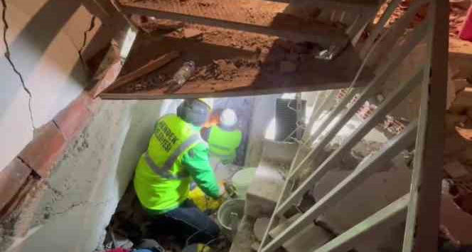 Ekiplerin enkaz altından can kurtarma mücadeleleri kamerada