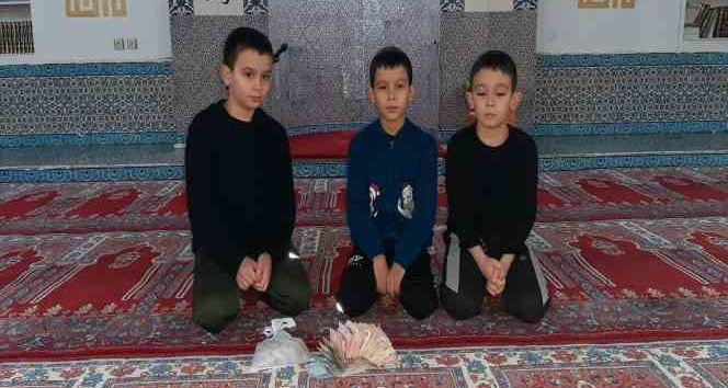 Çanakkale’de 3 kardeş kumbaralarında biriktirdikleri 2 bin lirayı depremzedeler için bağışladı