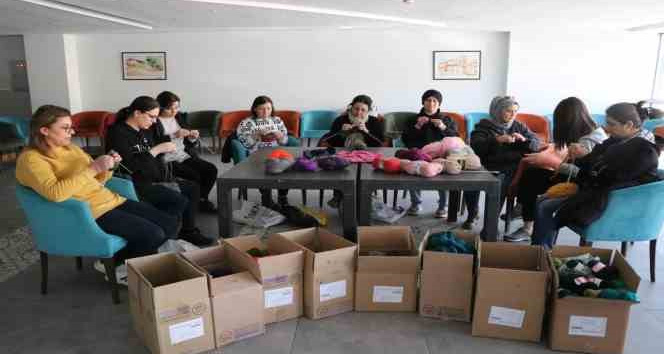 Depremzedeler için bağışlanan yün iplikler kışlık giysilere dönüştürülüyor