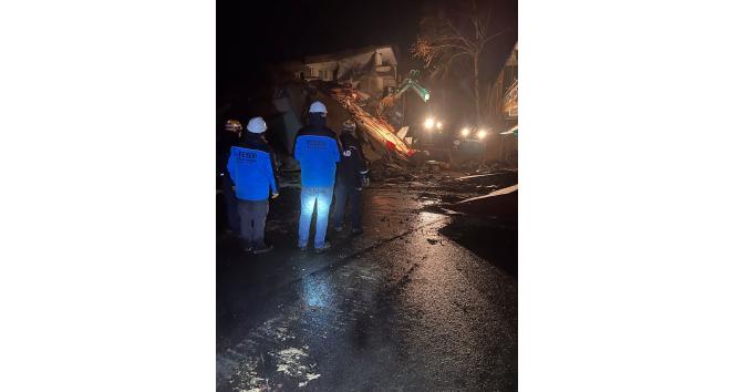 Öğrencisi ve öğretmeni enkaz altından birlikte sağ olarak kurtarıldı