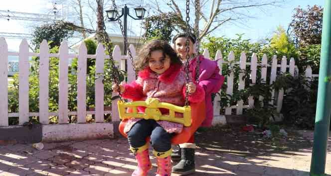 Depremzede çocukların acılarını hafifleten gülümsemesi