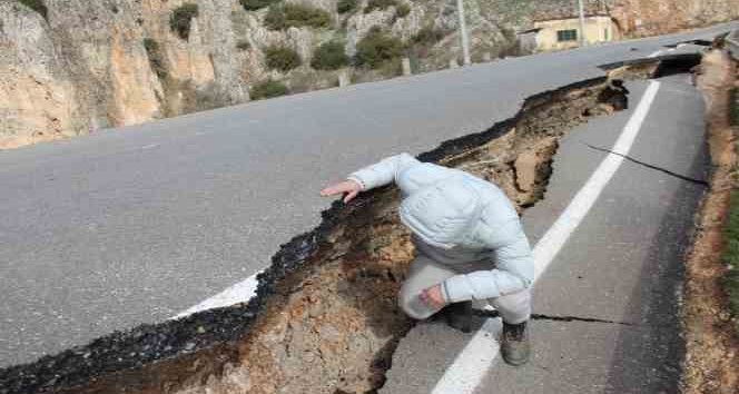 Kartalkaya Barajı’nda yol ortadan ikiye ayrıldı