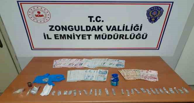 Otomobilin camını kırarak para çalan 2 şüpheli tutuklandı