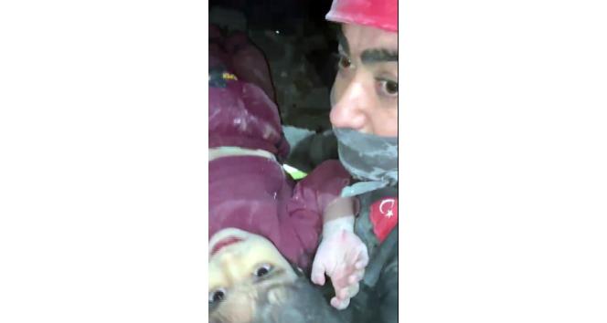 Küçük Mina’nın umut veren bakışları