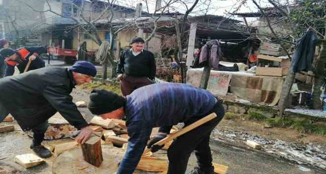 Sındırgı’dan deprem bölgesine odun desteği