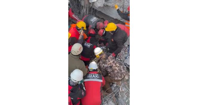 Küçük Fatma, 104 saat sonra enkazdan kurtarıldı