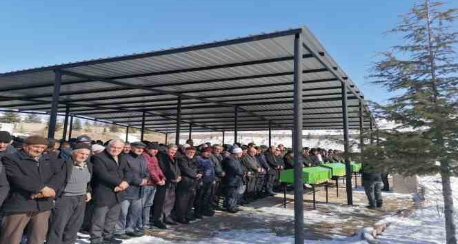 Adana’da hayatını kaybeden 4 kişilik aile Niğde’de defnedildi