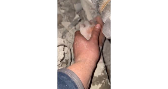 Niğde UMKE ekiplerinden enkaz altındaki vatandaşa hayat eli