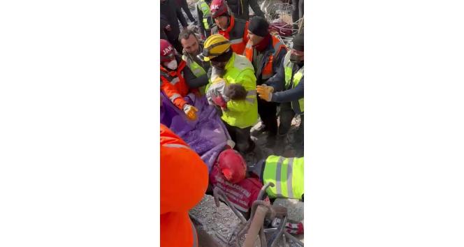 106 saat sonra gelen umut: Anne ve bebeği enkazdan sağ çıkartıldı