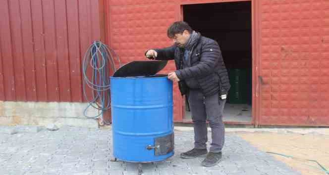 Bayramiç’te saç bidonları sobaya dönüştürülerek, deprem bölgesine gönderiliyor