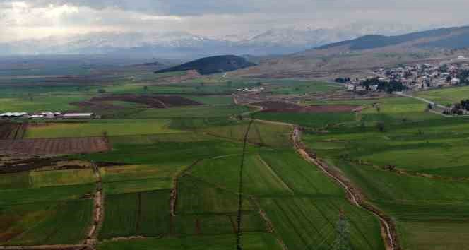 Depremden sonra köyde yaşanan fay kırığı havadan görüntülendi