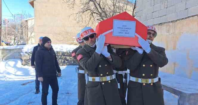 Depremde şehit düşen sözleşmeli er toprağa verildi