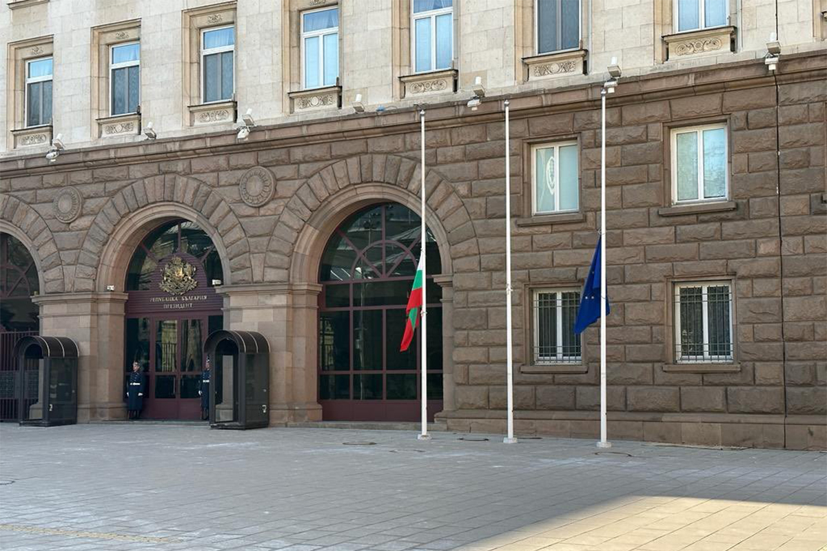 Bulgaristan&#039;da tüm kamu kuruluşlarında bayraklar yarıya indirildi