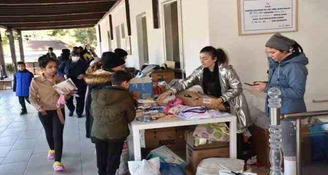 3’üncü Piyade Eğitim Tugay Komutanlığı depremzedelerle yakından ilgileniyor