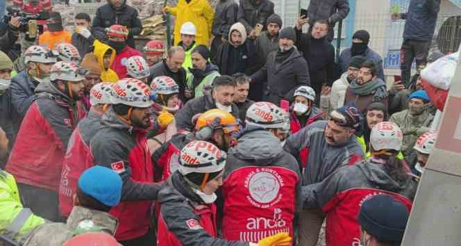 Kahramanmaraş’ta 107 saat sonra bir genç enkazdan sağ çıkarıldı
