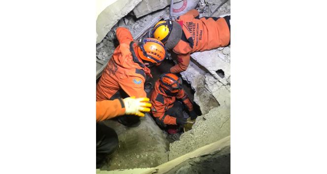 Kahramanmaraş’ta 99 saat sonra bir genç kız enkaz altından kurtarıldı