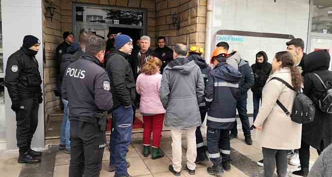 Aksaray’da depremden etkilenen ağır hasarlı 5 katlı bina tahliye edildi