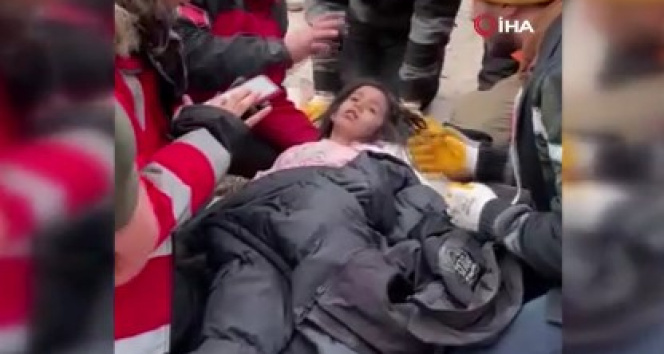Depremin 106ncı saatinde 2 kız çocuğu ve anne enkazdan sağ çıkarıldı