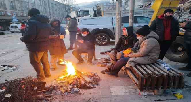 Bina çöktü kendini caddede buldu, kocası ve oğlunun kurtarılmasını bekliyor