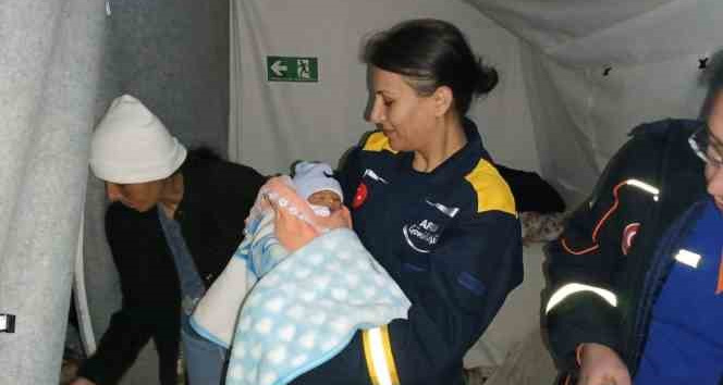 Deprem çadırında doğdu, adı Umut oldu