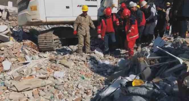 Tatvan’dan giden komandolar 110. saatte enkazdan bir kişiyi sağ çıkardı