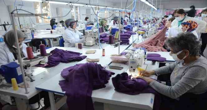 Kadın kursiyerler fabrika gibi çalışıp depremzedeler için üretim yapıyor