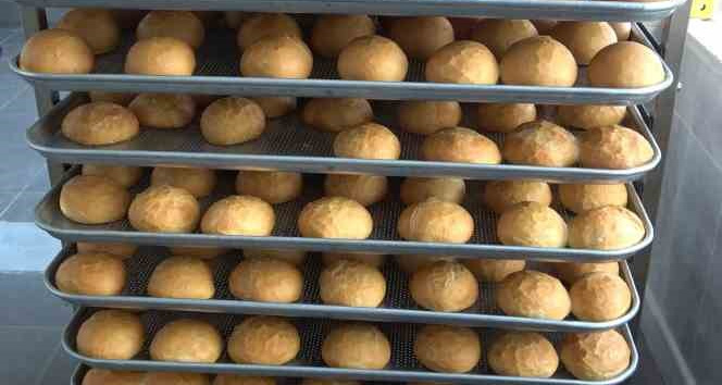 Deprem nedeniyle eğitime ara verilen okullar depremzedeler için ekmek üretim merkezi oldu