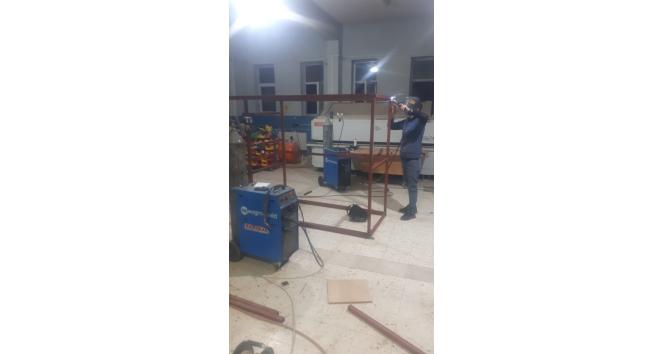 Güroymak’ta depremzedeler için mobil tuvaletler üretiliyor